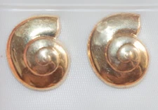 VINTAGE 14K SWIRL SEA SHELL CARVED GORGEOUS STUD EARRINGS AA