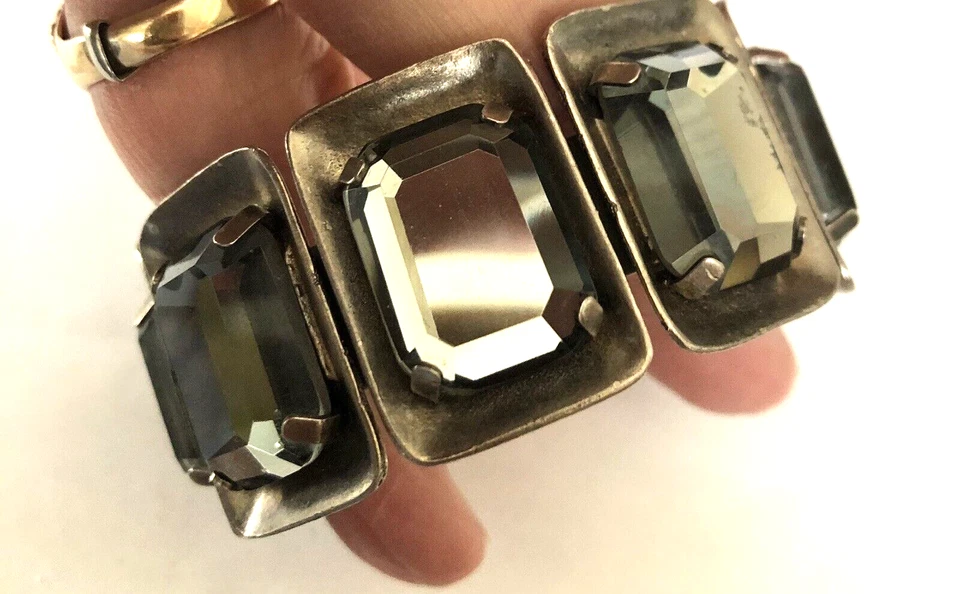 Brazalete de vidrio ahumado y peltre MIU MIU Foto 3 de 3