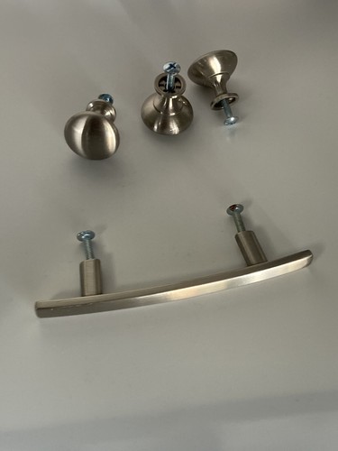 Lot of 4 -Brushed Nickel (Silver) Cabinet Knobs & Drawer Pull, Replacement Knobs - Picture 9 of 12