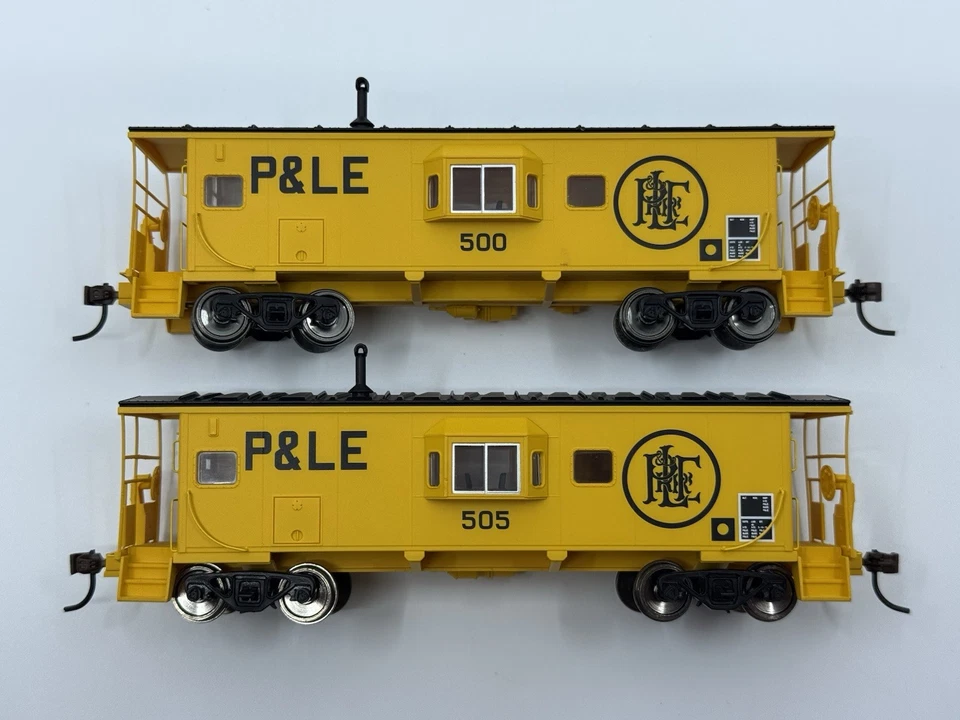 HO Walthers 932-27631 Pittsburgh & Lake Erie Bay Window Caboose (2-Pack) P&LE - Image 4 of 4