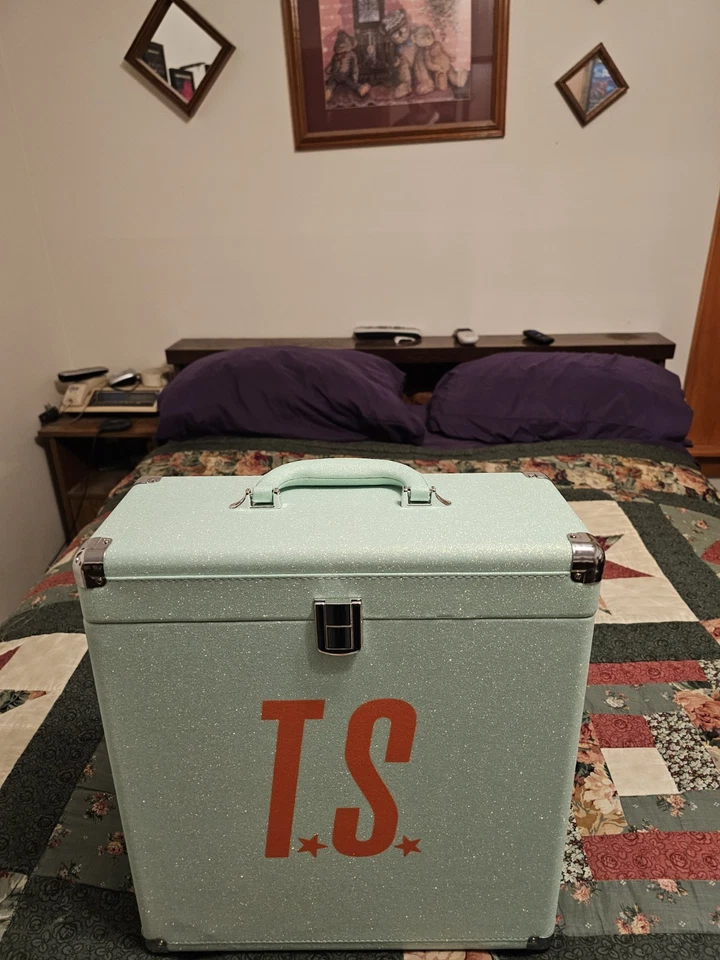 TAYLOR SWIFT THE LIFE OF A SHOWGIRL VINYL COLLECTORS CASE LIMITED EDIT. SOLD OUT - Image 2 of 4