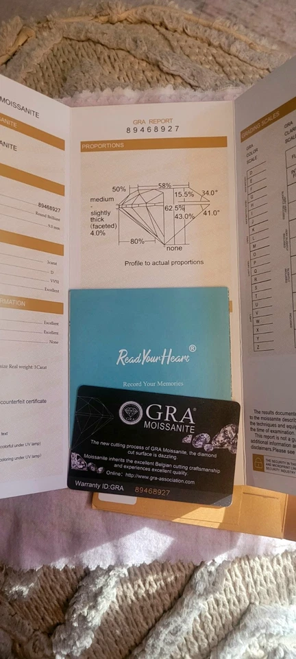 Juego de anillos de compromiso nupcial Halo Moissanite con vástago cruzado potenciador Foto 4 de 4