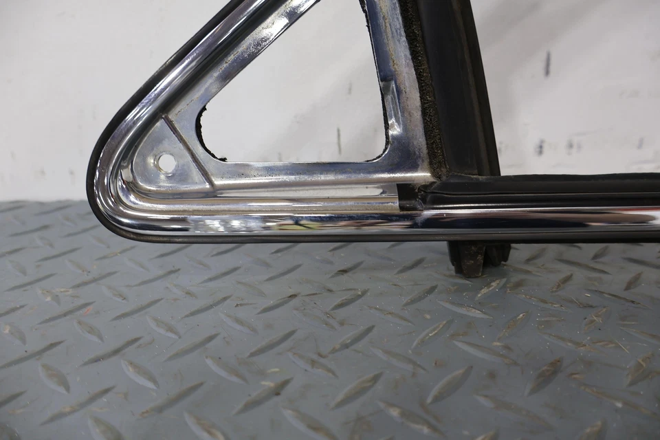 Marco de ventana de puerta exterior izquierda delantera izquierda 92-00 Lexus SC300 y SC400 (negro) Foto 2 de 4