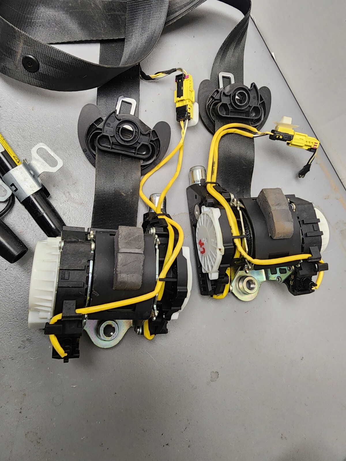 1316 Volkswagen Tiguan Front Driver Passenger Seat belt Retractor