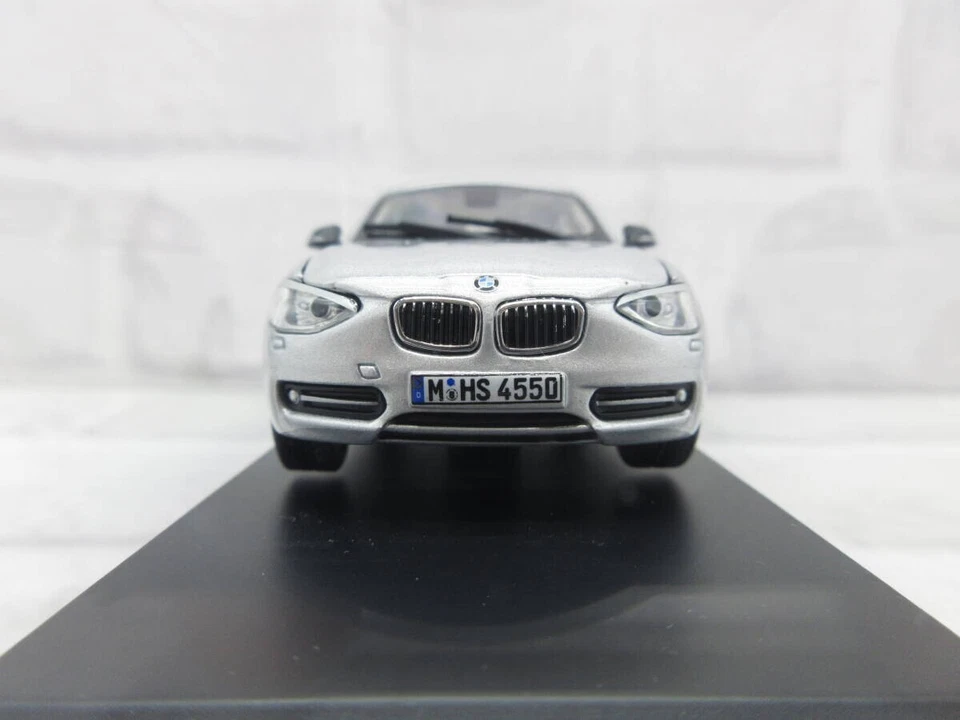 Modellino auto 1:43 PARAGON BMW serie 1 Hatchback Glacier Silver pressofuso - Immagine 2 di 4