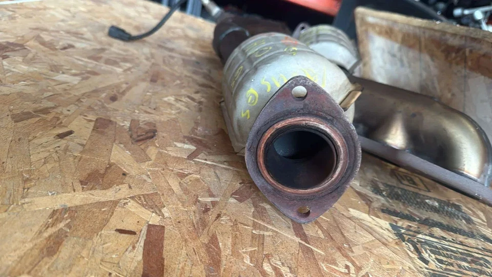 Lexus GS300 2006 - 2013 Center Exhaust Pipe Muffler Front OEM - Image 2 of 4