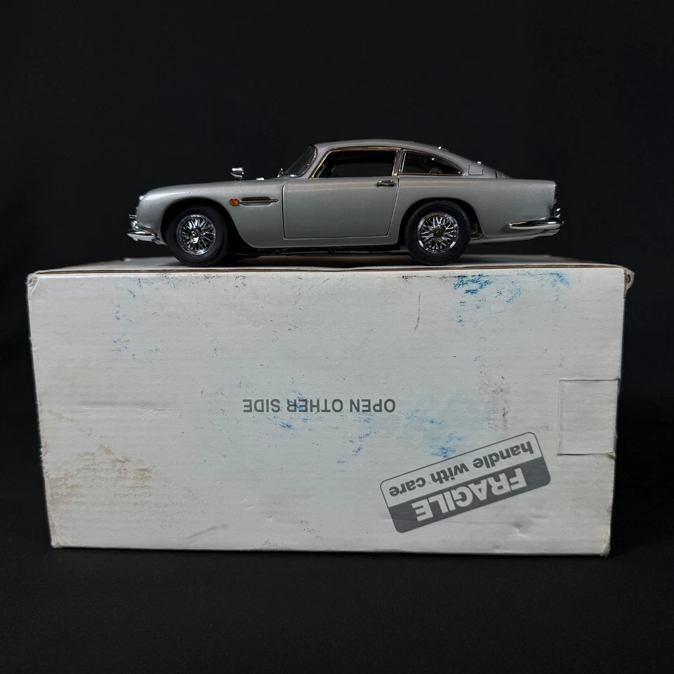 Aston Martin DB5 1964 Danbury Mint, James Bond 007 plata 1/24 diecast con caja Foto 4 de 4