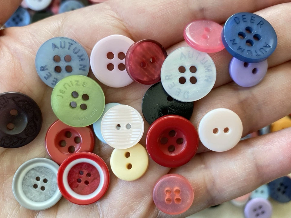 100 Pieces Assorted Sewing Buttons for Sewing/Crafts/Jewelry - Image 2 of 4
