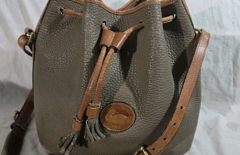 Bolso Cubo De Colección Dooney & Bourke Taupe Todo Clima Cuero Guijarro Cordón Foto 2 de 4