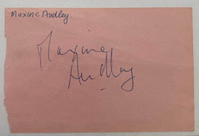 Maxine Audley    - Film  - original Autogramm    - Größe  12  x 8 cm