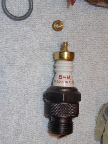( 1 ) .. ‘NOS’ Champion 5M Spark Plug ..‘Brass Hat’ .. 2 Ring Design .. USA Made - Picture 14 of 18