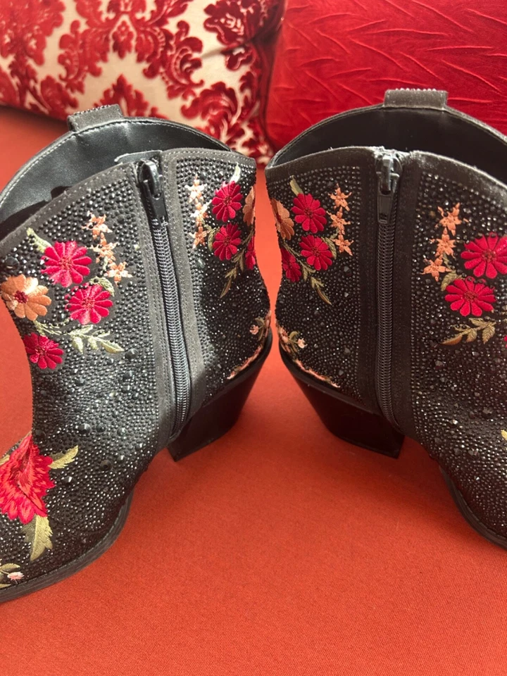 Botín Macy's I.N.C Floral Negro/Rojo Lentejuelas Talla 7/37 1/2 Nuevo Sin Caja Foto 2 de 4