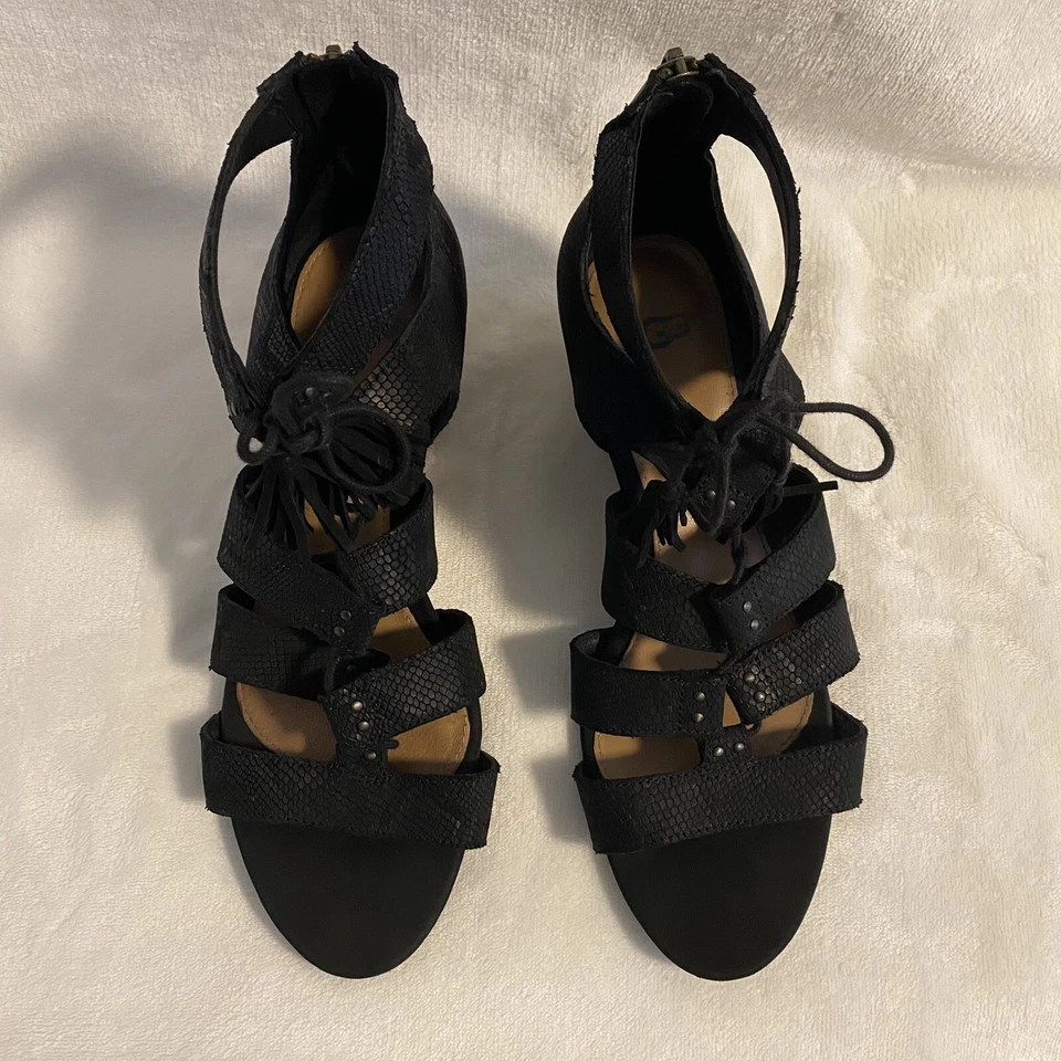 女士 UGG Yasmin 蛇纹浮雕皮革角斗士系带堆叠楔形黑色 9 — 第 3/4 张图片