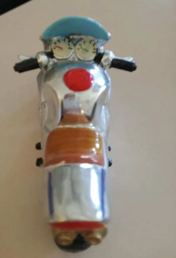 Moto da corsa in resina argentata circa 15 cm. numero 46 bomboniera oggettistica - Immagine 3 di 4