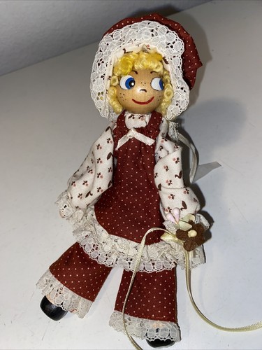 Muñeca Clothespin de Colección Años 70 Cara Pintada de Madera Casa de Campo Preciosa Sentada - Imagen 6 de 17