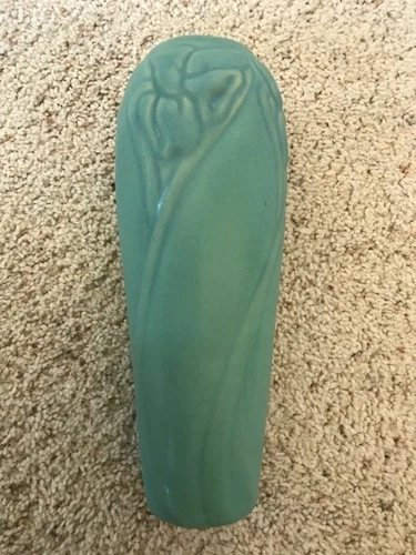 Van Briggle Daffodil Pottery Vase 9-1/4 inch tall artist TE