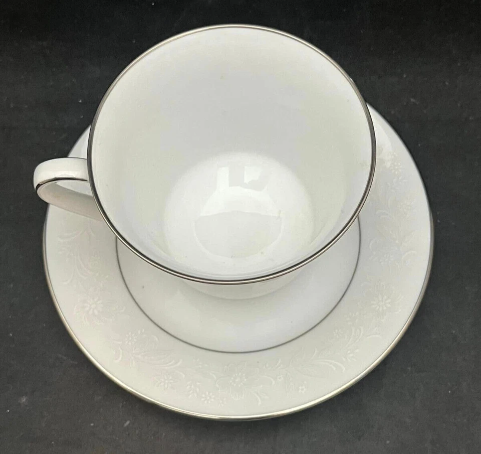 Tazas de té y platillos Noritake Ranier (juego de 3) - borde floral blanco sobre blanco Foto 4 de 4