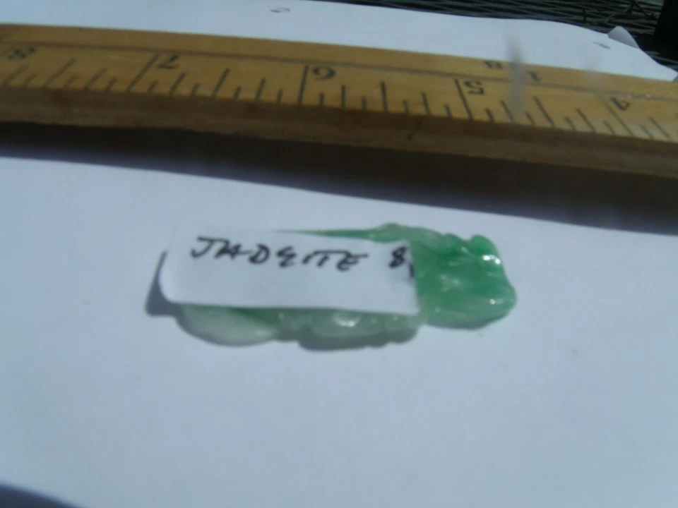 BAJADA DE PRECIO FINAL--COLGANTE FINO TALLADO EN JADEÍTA, verde manzana/blanco Foto 2 de 4