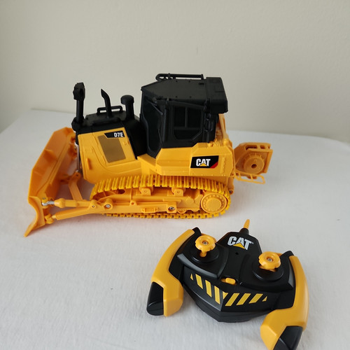 1/35 Caterpillar CAT D7E Track Dozer Radio Control Made Of Durable Plastic 23002 - Picture 1 of 7