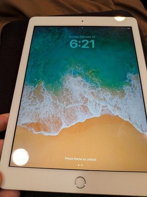Apple iPad (5th Generation) A1822 32 GB, Wi-Fi, 9.7 in - Silver