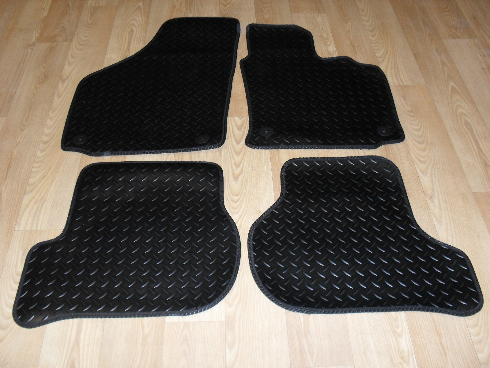Car Mats for VW Golf MK5 2004-09 Tailored Fit RUBBER Car Mat Set Black VW Round