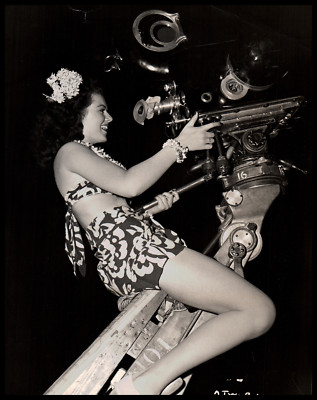 Unknow Woman (1943)   Leggy Cheesecake - Behind Scene Photo by Alex Kahle K 30