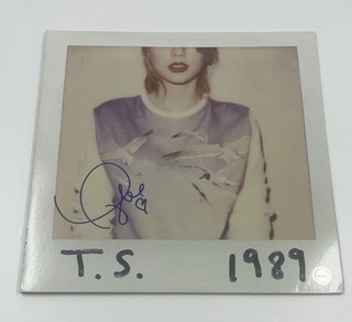 TAYLOR SWIFT “1989” Signed LP Record Vinyl Autographed with COA STICKER