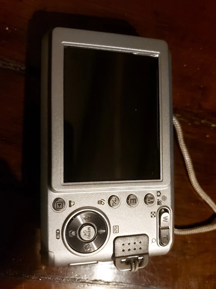 Samsung L600 6.0MP Digital Camera Untested No battery - Image 2 of 3