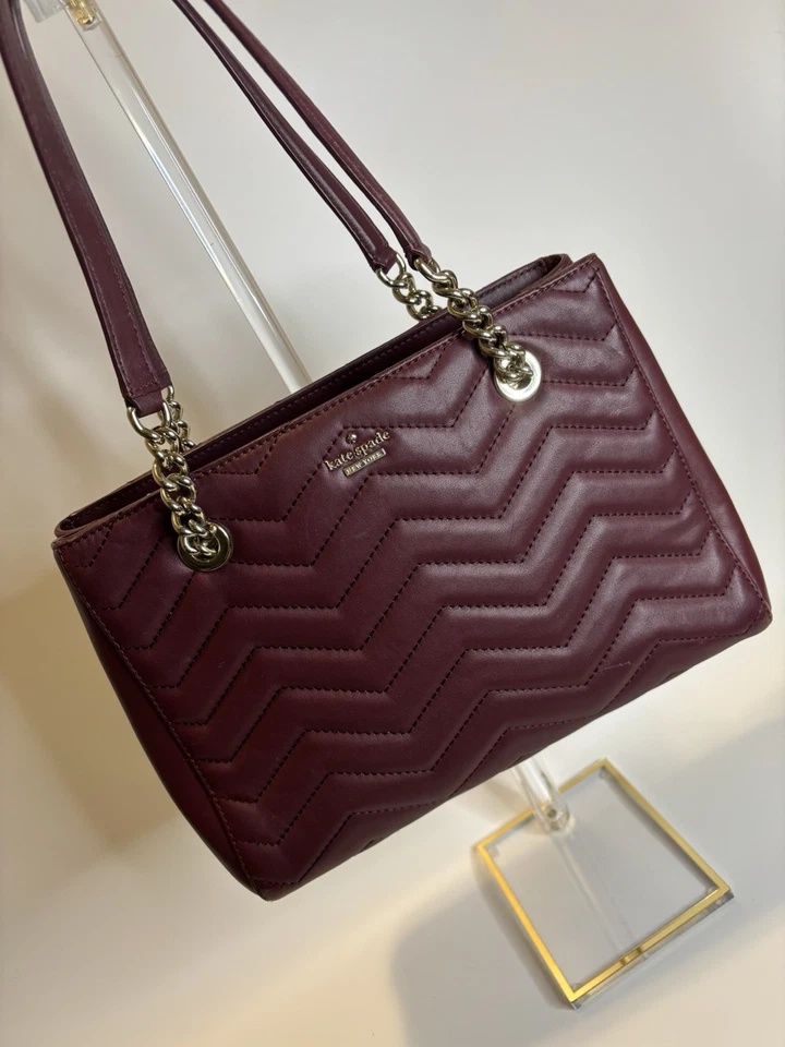 KATE SPADE Reese Park Bolsa de Couro Borgonha com Forro Rosa e Ferragens Prata - Imagem 2 de 4