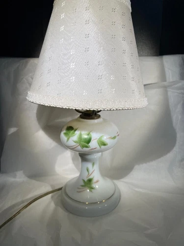MILK GLASS HAND PAINTED IVY VINTAGE BOUDOIR LAMP (WORKS) 14" WITH SHADE