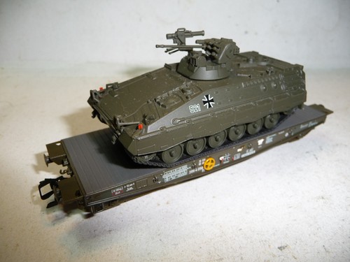 Märklin/Schuco H0 ähnlich 48746 4MFOR Panzer Marder mit 4-achsigem Flachwagen II | Zustand: Gebraucht
