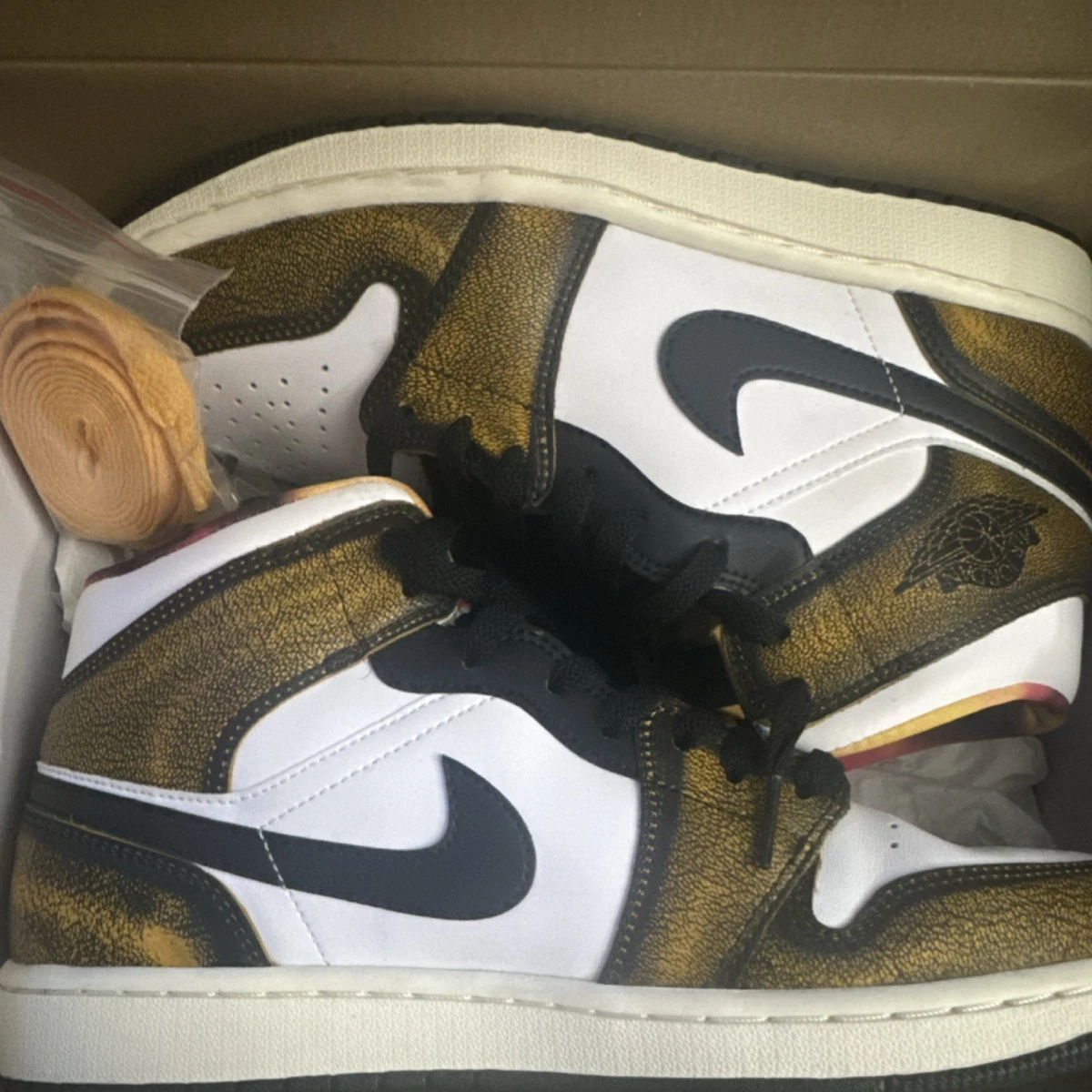 Preços baixos em Jordan 1 Mid Black Gold | eBay
