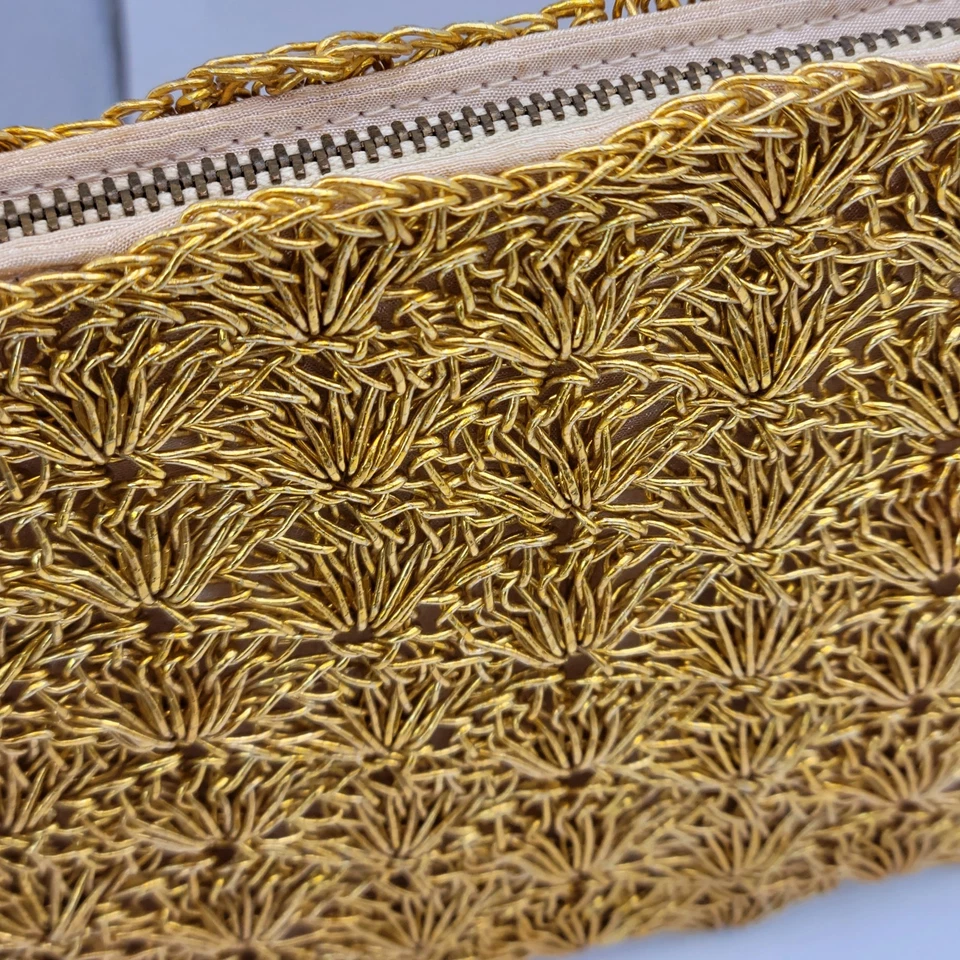Bolso sin asas genuino vintage de los años 40 tejido con cuentas doradas con cremallera prigonal tirador 11" Foto 2 de 4