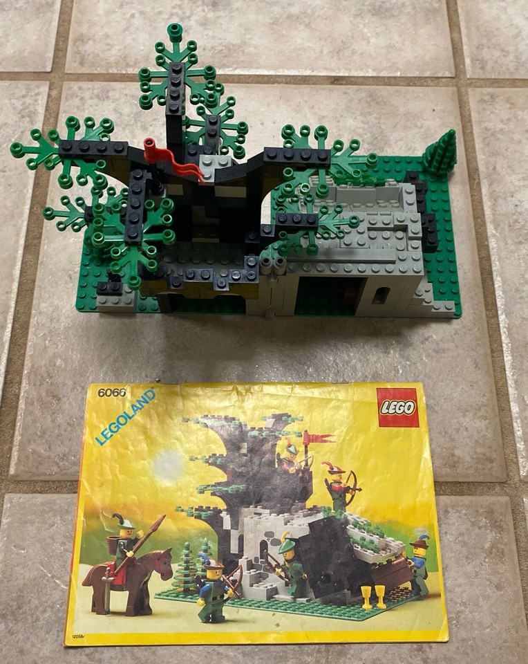 LEGO Castle Forestmen 6066 Camouflaged Outpost (1987). Complete W