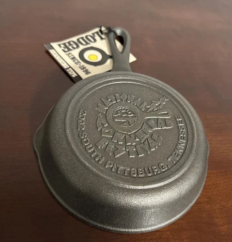 VTG Lodge 2002 Cornbread Festival Pan NWT