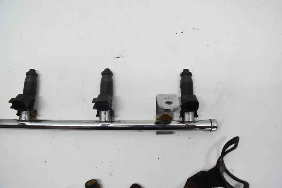 Chrysler PT Cruiser 2004 2007 juego de inyectores de riel de combustible 2,4 04669768AC 04 06 Foto 4 de 4