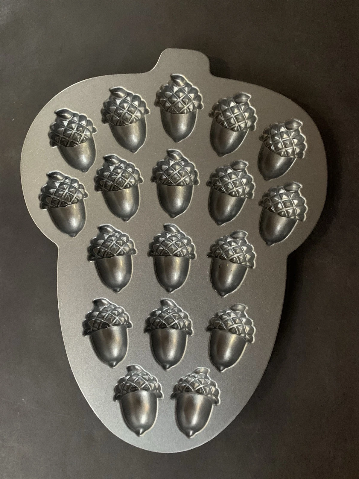 Nordic Ware USA Cast Aluminum ACORN Cup Cake Pan Capacity 18 Cavities Candy MINT