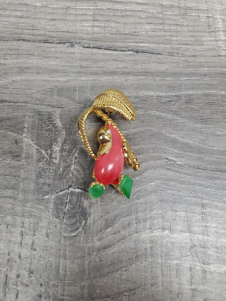 KJL Kenneth Jay Lane 粉红色绿色 Lucite 鹦鹉棕榈树水钻眼胸针 — 第 2/4 张图片