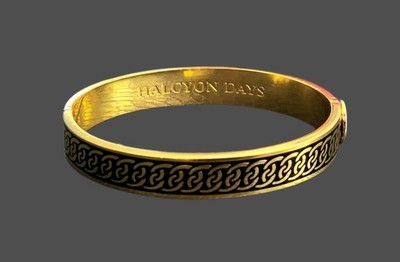 Halcyon Days, goldfarbenes schwarzes Emaille Armband Armreif, stilvolles Design