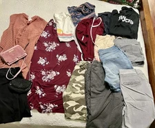 Mixed Lot of 16+ Women's & Juniors Clothing & Accessories Mixed Brands Size S-L