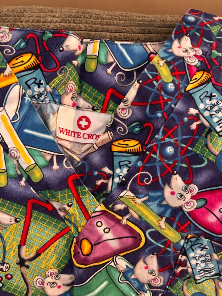 WHITE CROSS SCRUB TO UNISEX SZ XL, CARTOON MICE WITH VARIOUS MIDICAL LAB EQUIP - Image 2 of 4