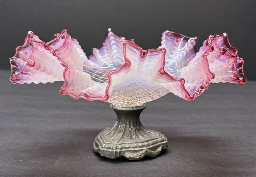 Vintage Bridal Basket Diamond Pattern Ruffle Bowl With Metal Base Pink - Picture 2 of 11