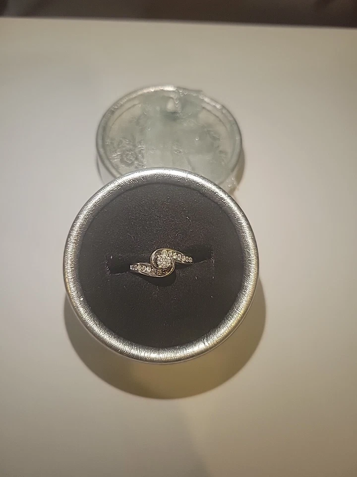 Anillo 1/2 CT Anillo Solitario Corte Redondo, G-H, SI2-I1 Foto 2 de 3