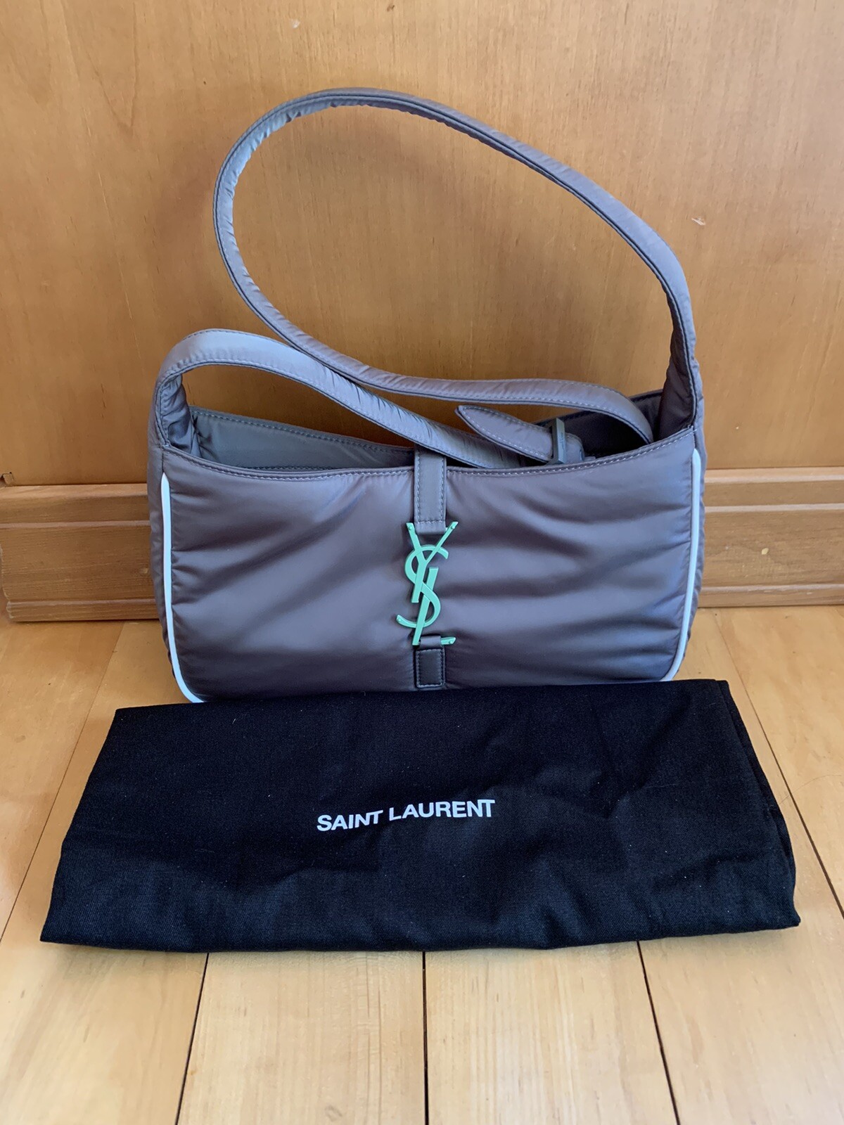 Borsa a tracolla YSL Saint Laurent Le 5 A 7 nylon GRIGIO sacchetto polvere NUOVO ma con etichetta