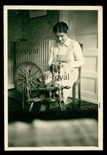 Woman on Spinning Wheel 1931 - Craft Profession Work Housewife - 1930s - Photo 6x9cm