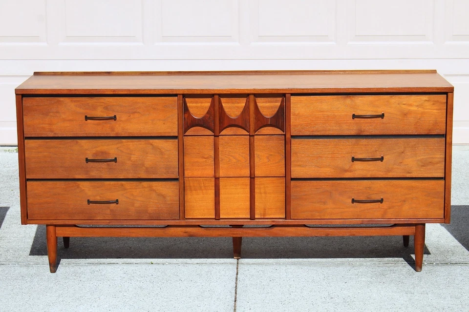 Kent Coffey Perspecta Estilo Mid-Century Nogal y Cómoda, Mesitas de Noche y HB, 4 piezas Foto 4 de 4