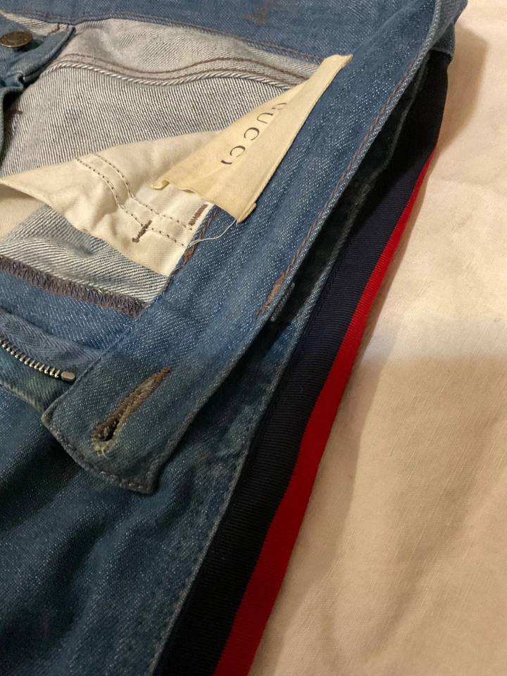 Jeans masculino Gucci com listras vermelhas - Imagem 4 de 4