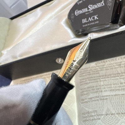 CONWAY STEWART  RARE DANDY  WITH 18ct GOLD TRIM FOUNTAIN PEN Limited 55/500