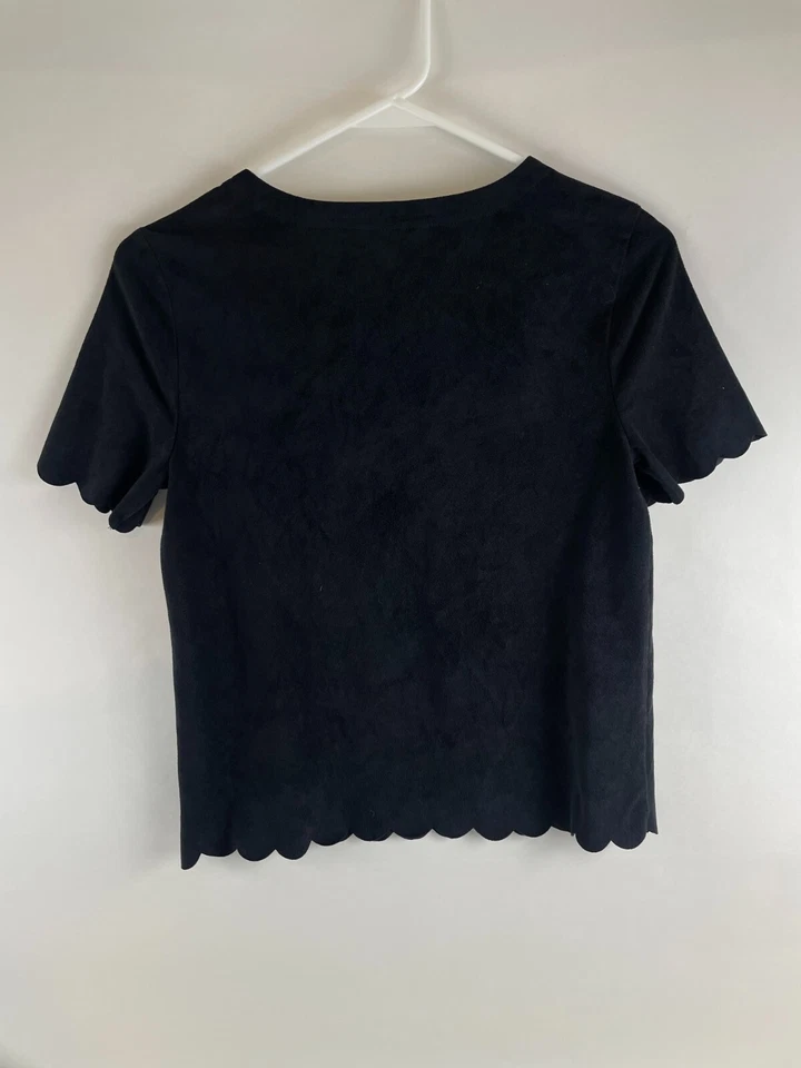 Camisa Express para mujer talla pequeña negra dobladillo festoneado imitación gamuza abertura cuello redondo Foto 2 de 4