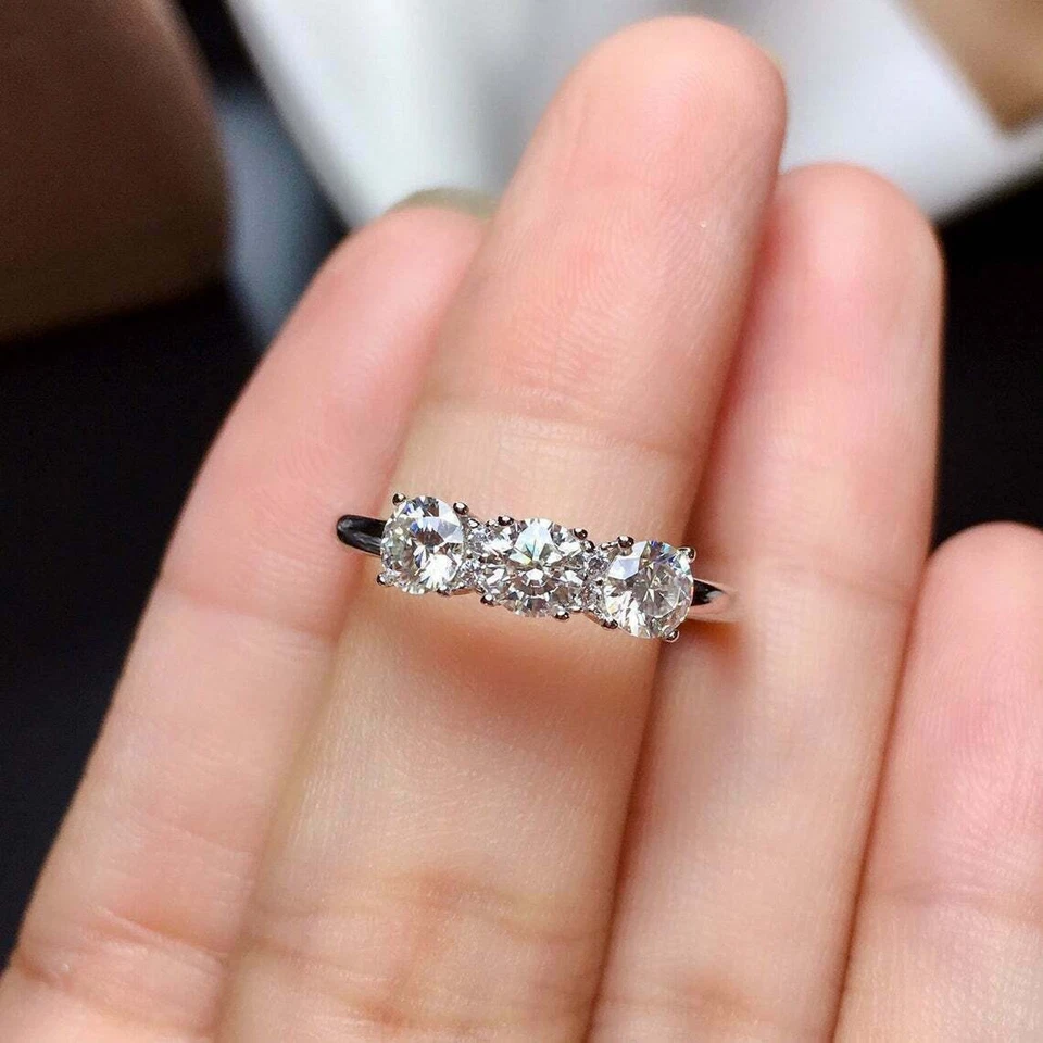 ANILLO DE BODA MOISSANITA DE CORTE REDONDO 1.5 TCW ENCHAPADO EN ORO BLANCO 14K Foto 4 de 4